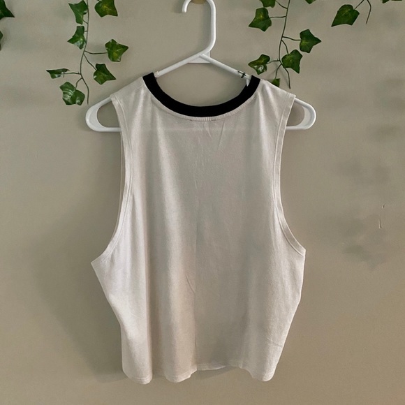 Sleeveless Graphic Crop Top - Picture 3 of 4